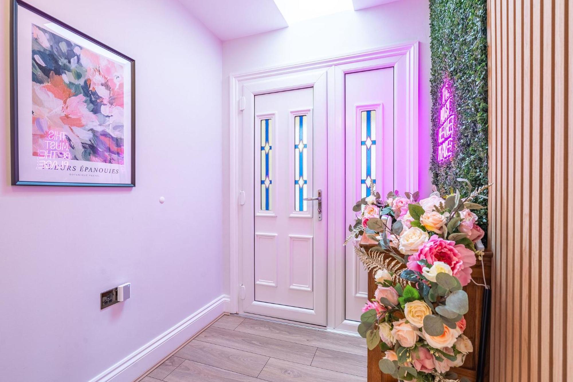 Nature Inspired Bungalow With 3 Rooms - 10 Mins From Manchester Airport Timperley Екстериор снимка
