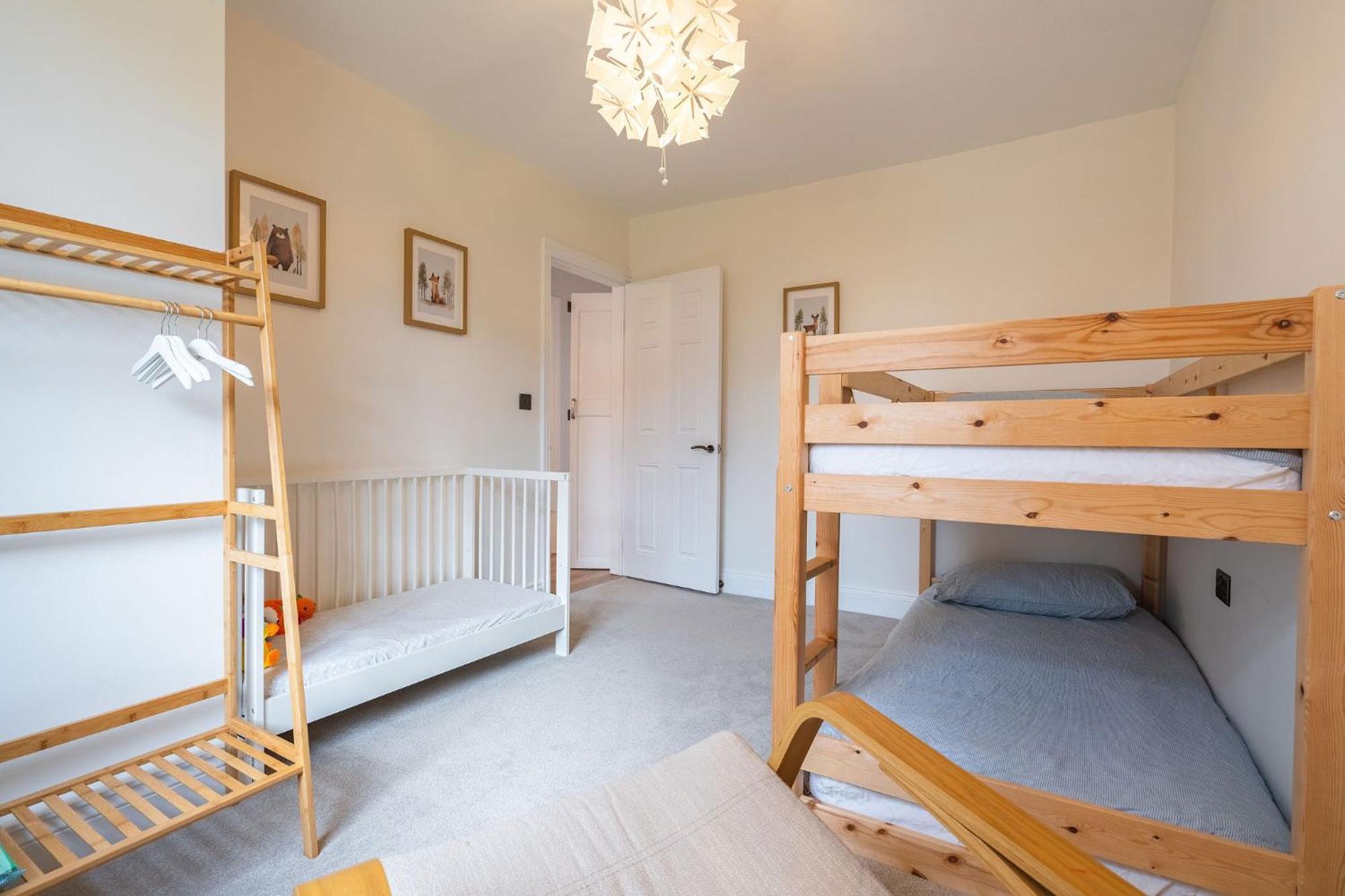 Nature Inspired Bungalow With 3 Rooms - 10 Mins From Manchester Airport Timperley Екстериор снимка
