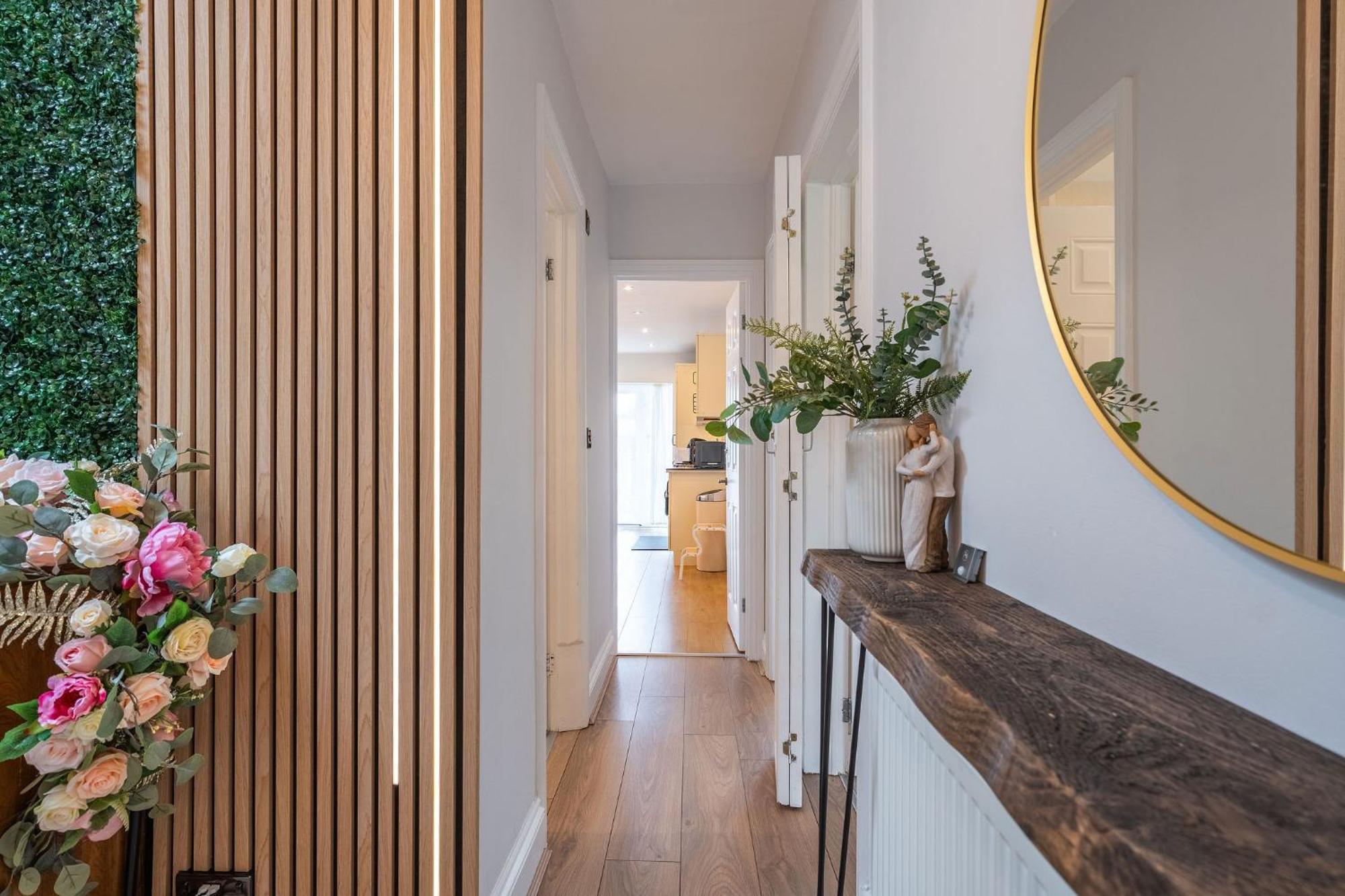 Nature Inspired Bungalow With 3 Rooms - 10 Mins From Manchester Airport Timperley Екстериор снимка