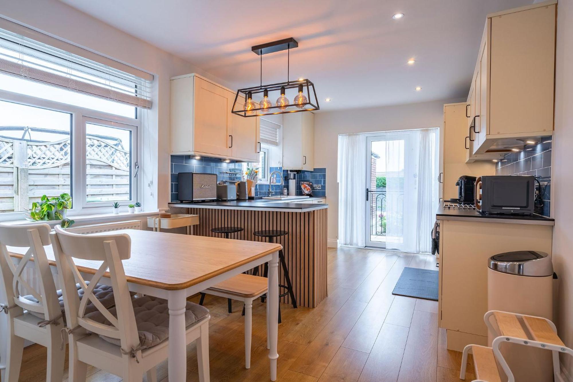 Nature Inspired Bungalow With 3 Rooms - 10 Mins From Manchester Airport Timperley Екстериор снимка
